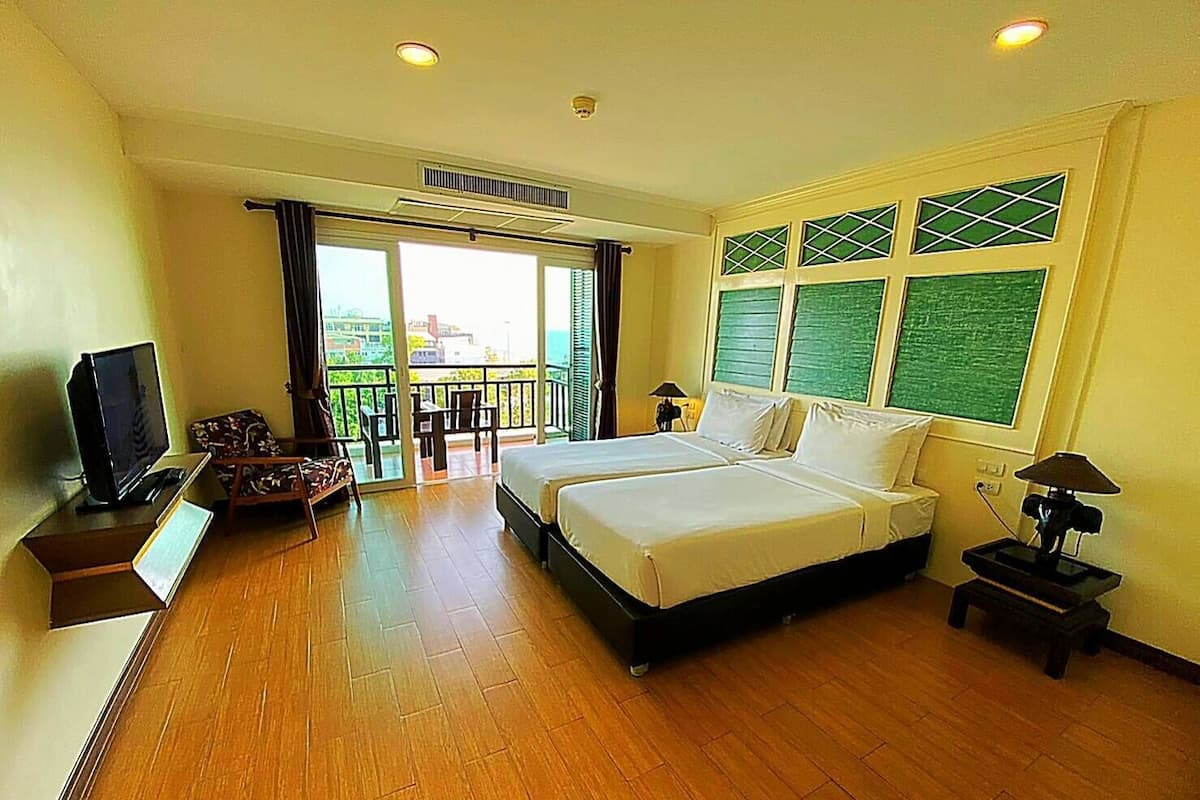 Heritage Superior Seaview Twin Bed | Una cassaforte in camera, una scrivania, lenzuola