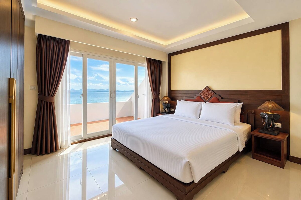 Heritage Sky Beach Suite Two Bedrooms | Een kluis op de kamer, een bureau, beddengoed