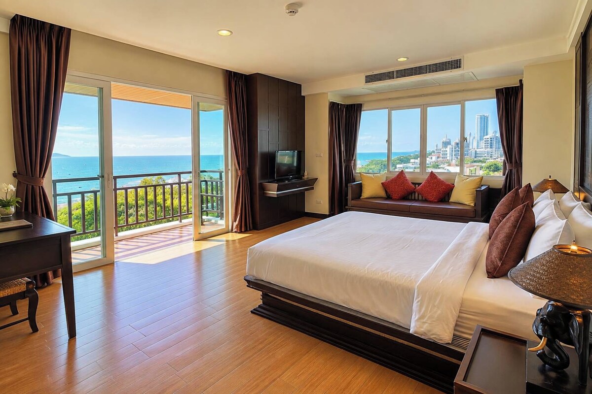 Heritage Front Beach Suite | Een kluis op de kamer, een bureau, beddengoed
