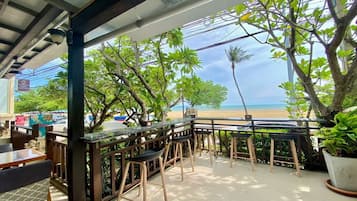 Lunch and dinner served, international cuisine