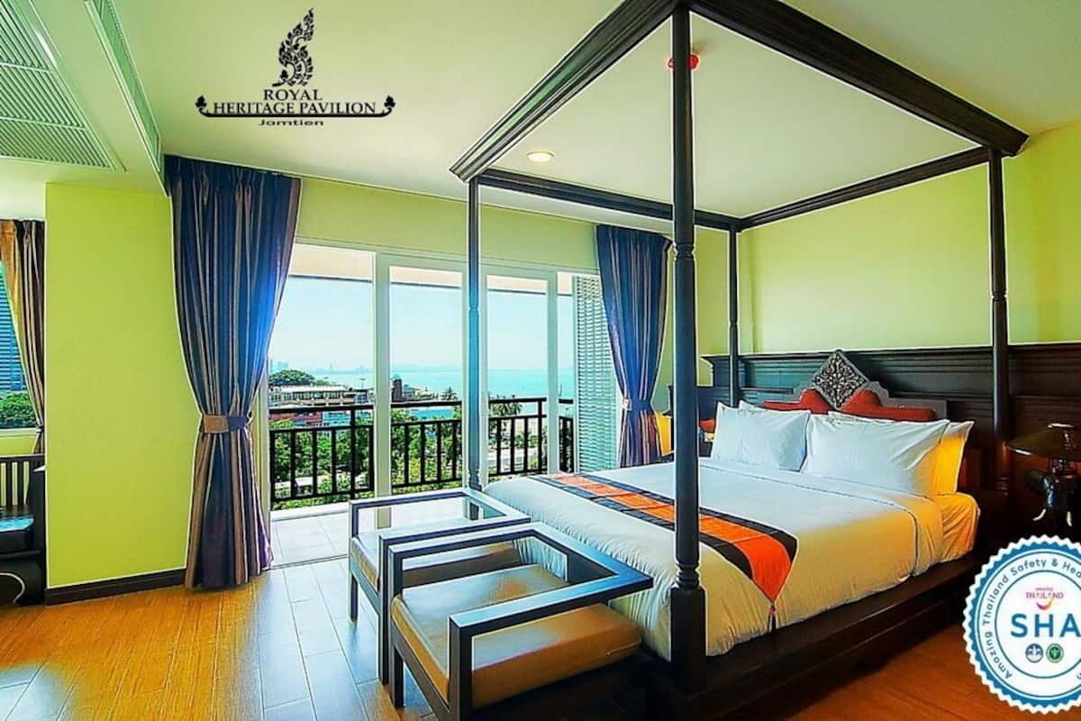 Heritage Luxury Suite | Una cassaforte in camera, una scrivania, lenzuola