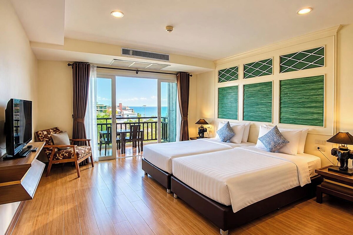 Heritage Deluxe Twin Room With Seaview | Een kluis op de kamer, een bureau, beddengoed