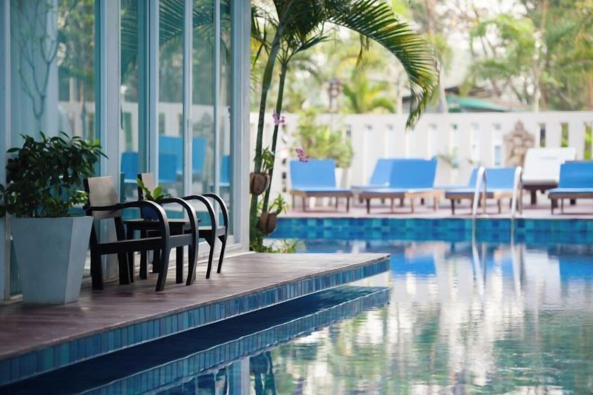 Villa Pool Access