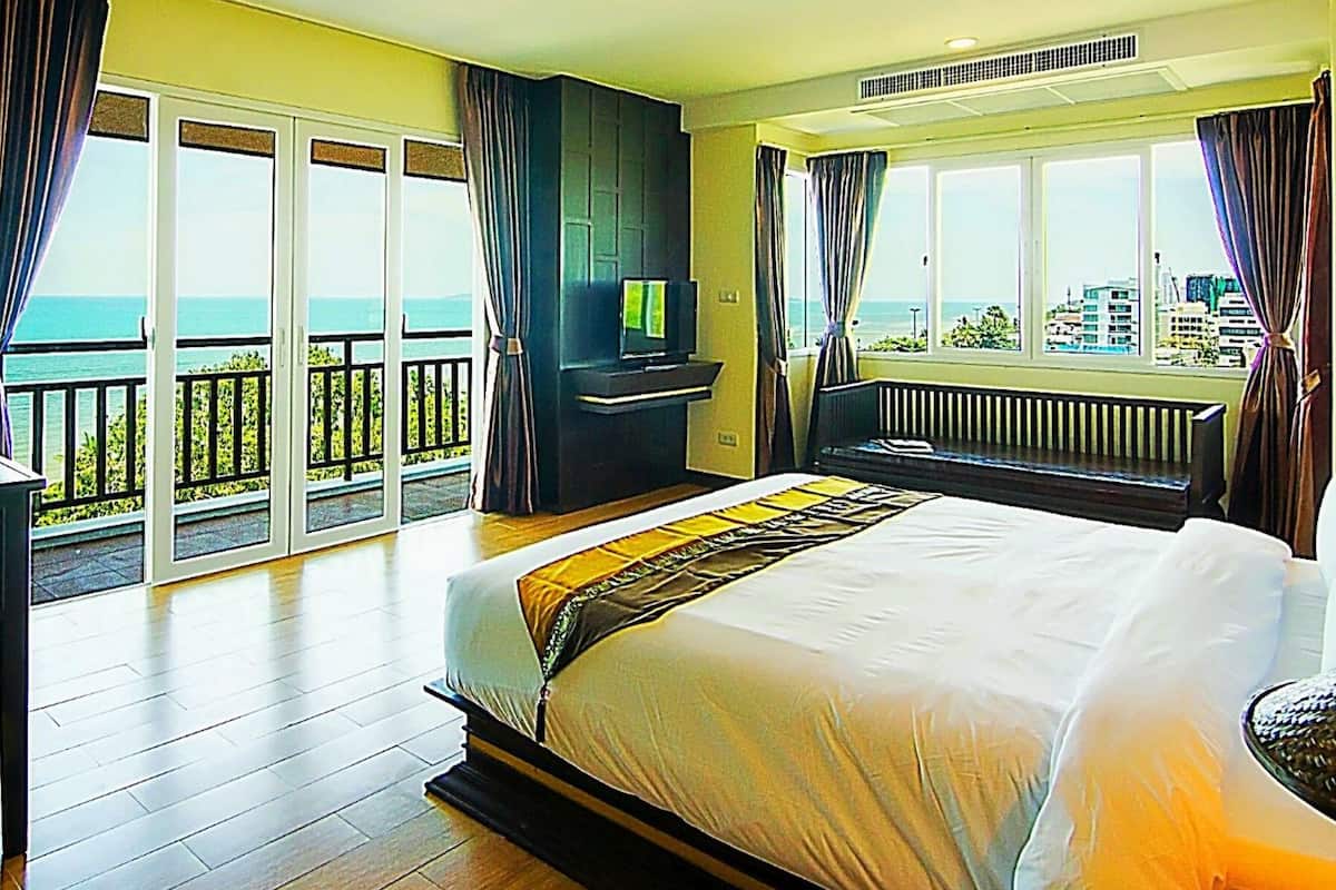 Heritage Front Beach Suite | In-room safe, desk, bed sheets