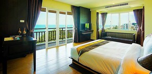 Heritage Front Beach Suite | Peti besi dalam bilik, meja, cadar katil 