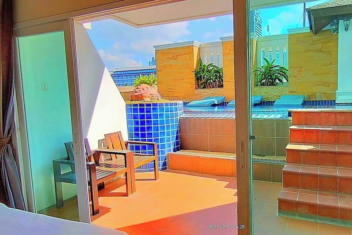 Heritage Superior Pool Access | Bathroom | Free toiletries, hair dryer, towels
