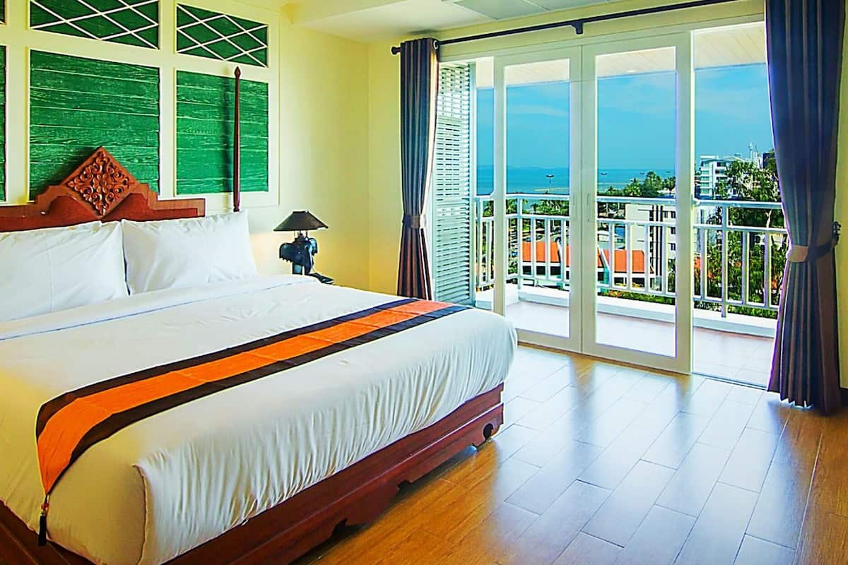 Heritage Superior Seaview Double Bed | In-room safe, desk, bed sheets