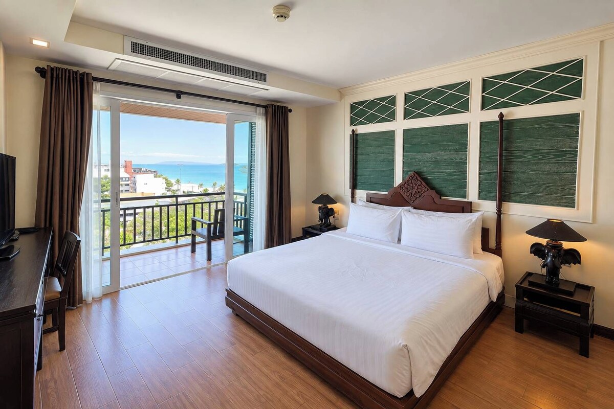 Heritage Deluxe Double Room With Seaview | Een kluis op de kamer, een bureau, beddengoed