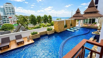 Piscina externa, espreguiçadeiras