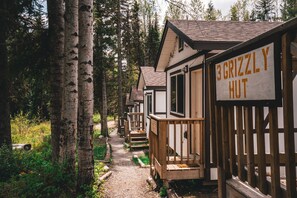 Exterior - Mountain View Cabins (Golden)