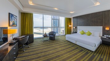 Minibar, caja de seguridad en la habitación y escritorio