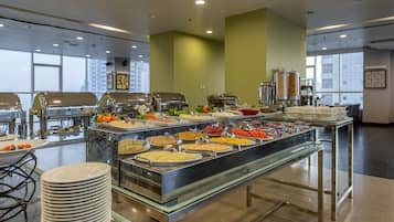 2 restaurantes; se sirven almuerzos, cenas y cocina internacional