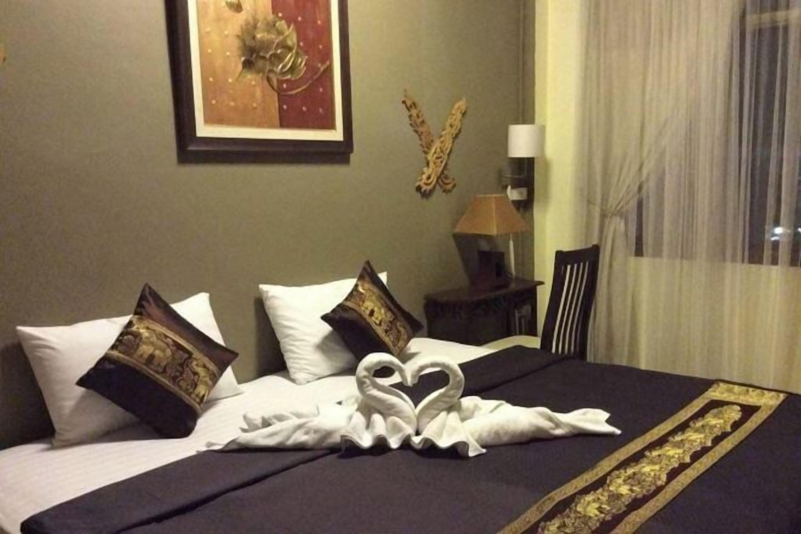 セーフティボックス (室内)、遮光カーテン、WiFi (無料)、ベッドシーツ