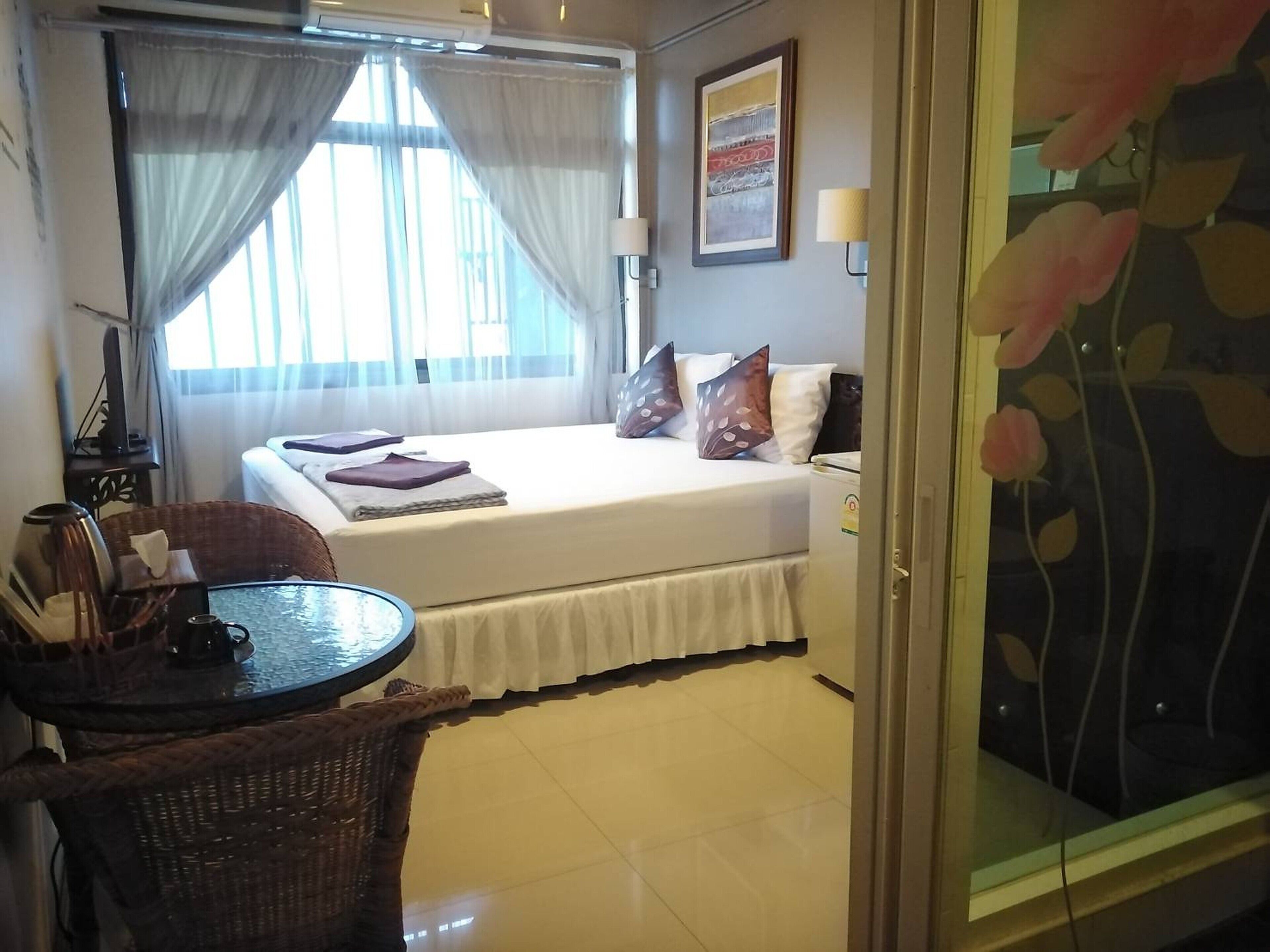 スーペリア ダブルルーム キングベッド 1 台 | セーフティボックス (室内)、遮光カーテン、WiFi (無料)、ベッドシーツ