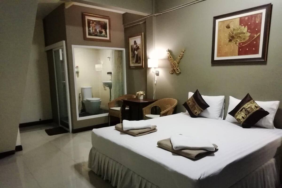 Deluxe Double Room | ตู้นิรภัยในห้องพัก, ผ้าม่านกันแสง, Wi-Fi ฟรี, ผ้าปูที่นอน