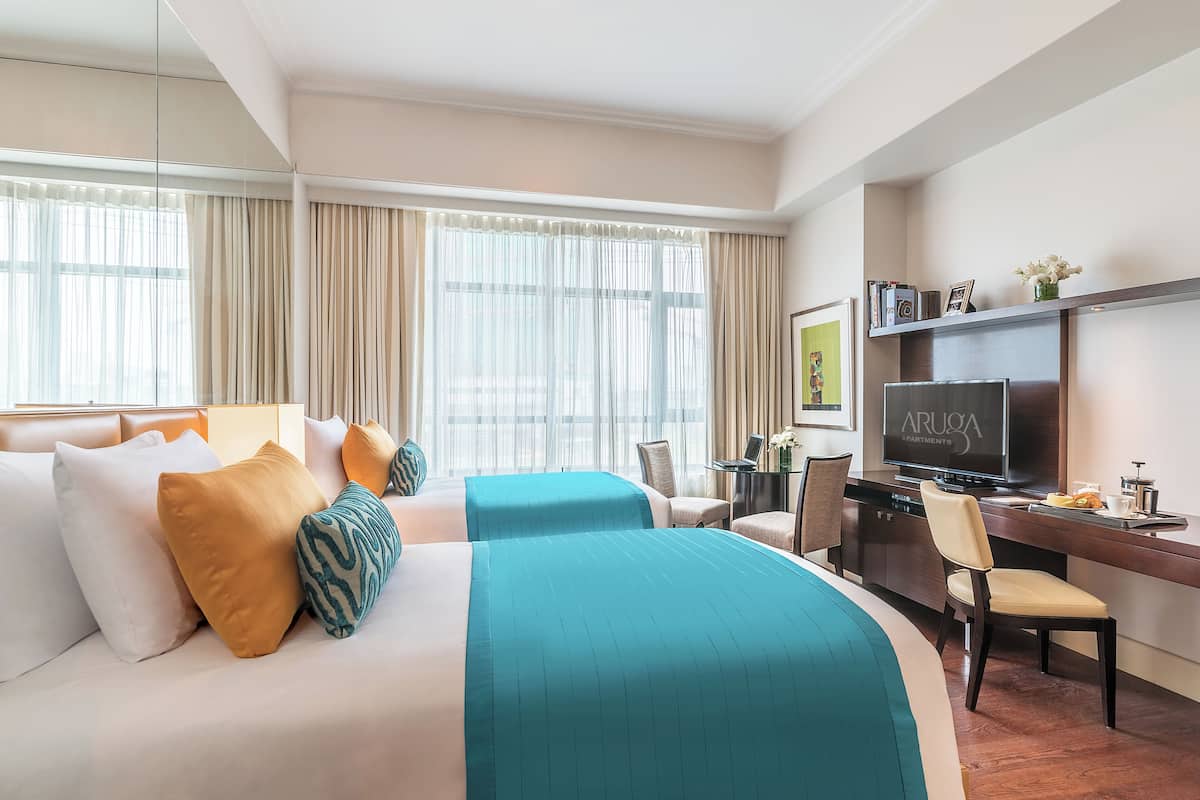 Luxe beddengoed, een kluis op de kamer, een bureau, een laptopwerkplek