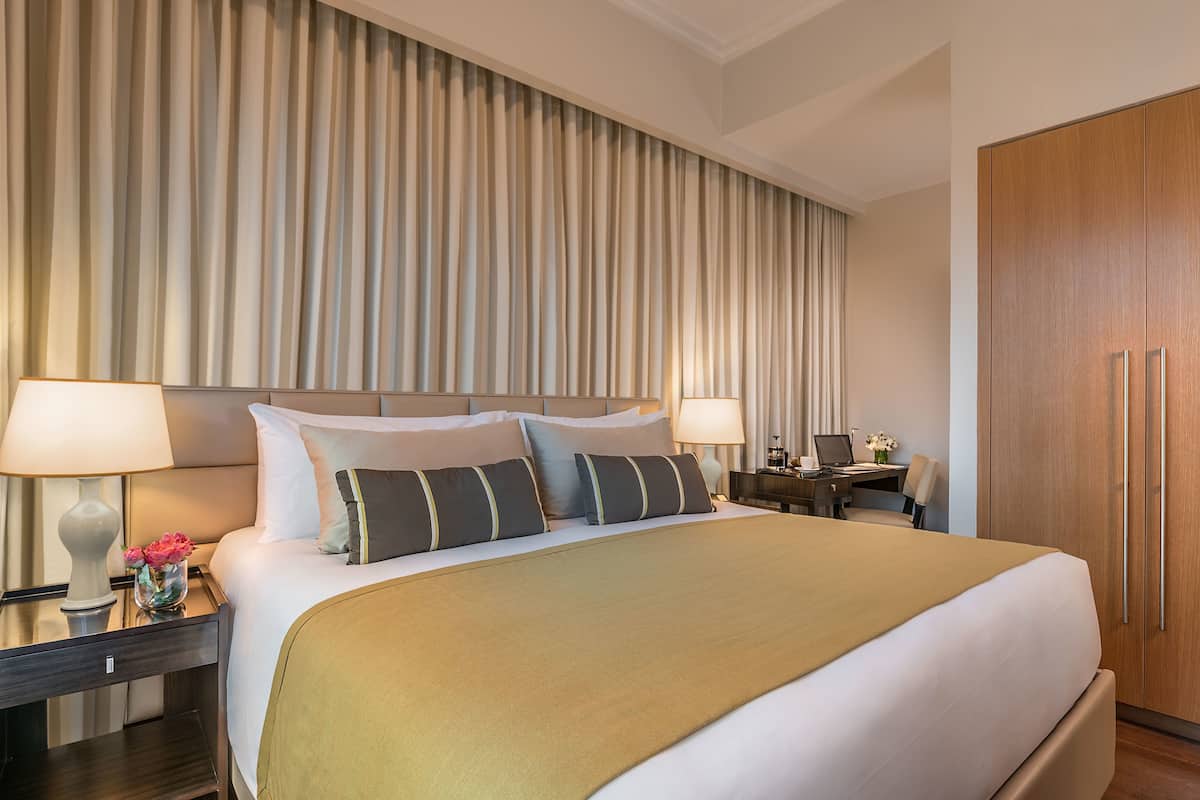 Luxe beddengoed, een kluis op de kamer, een bureau, een laptopwerkplek