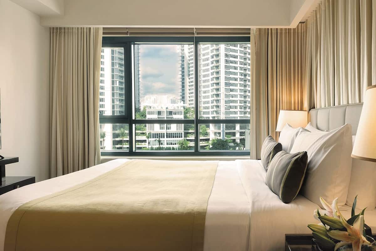 Premium bedding, in-room safe, desk, laptop workspace