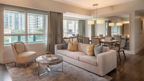 Executive suite, 2 slaapkamers | Luxe beddengoed, een kluis op de kamer, een bureau