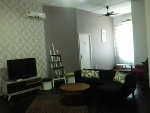 Living area - X-Plorer Backpackers - Hostel (Kota Kinabalu)