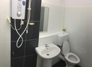 Douche, bidet, serviettes fournies