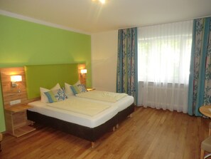 双人房 | 客房内保险箱、遮光窗帘、婴儿床、折叠床/加床(额外收费)