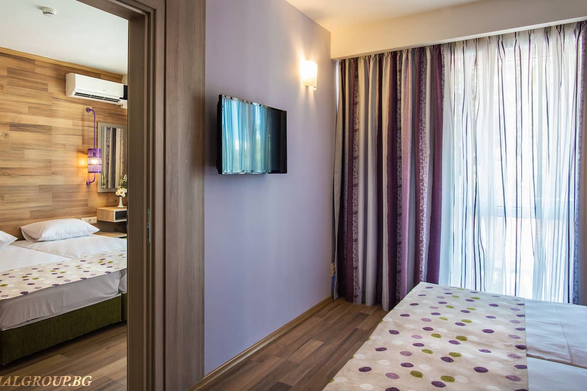 In-room safe, desk, iron/ironing board, free WiFi