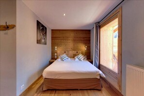 Quadruple Room | In-room safe, desk, blackout drapes, iron/ironing board - Hôtel Les Escondus (Vars)