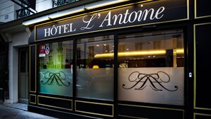 Eine Hotelansicht, mit dem Schriftzug "HOTEL L'Antoine" in großen Lettern.