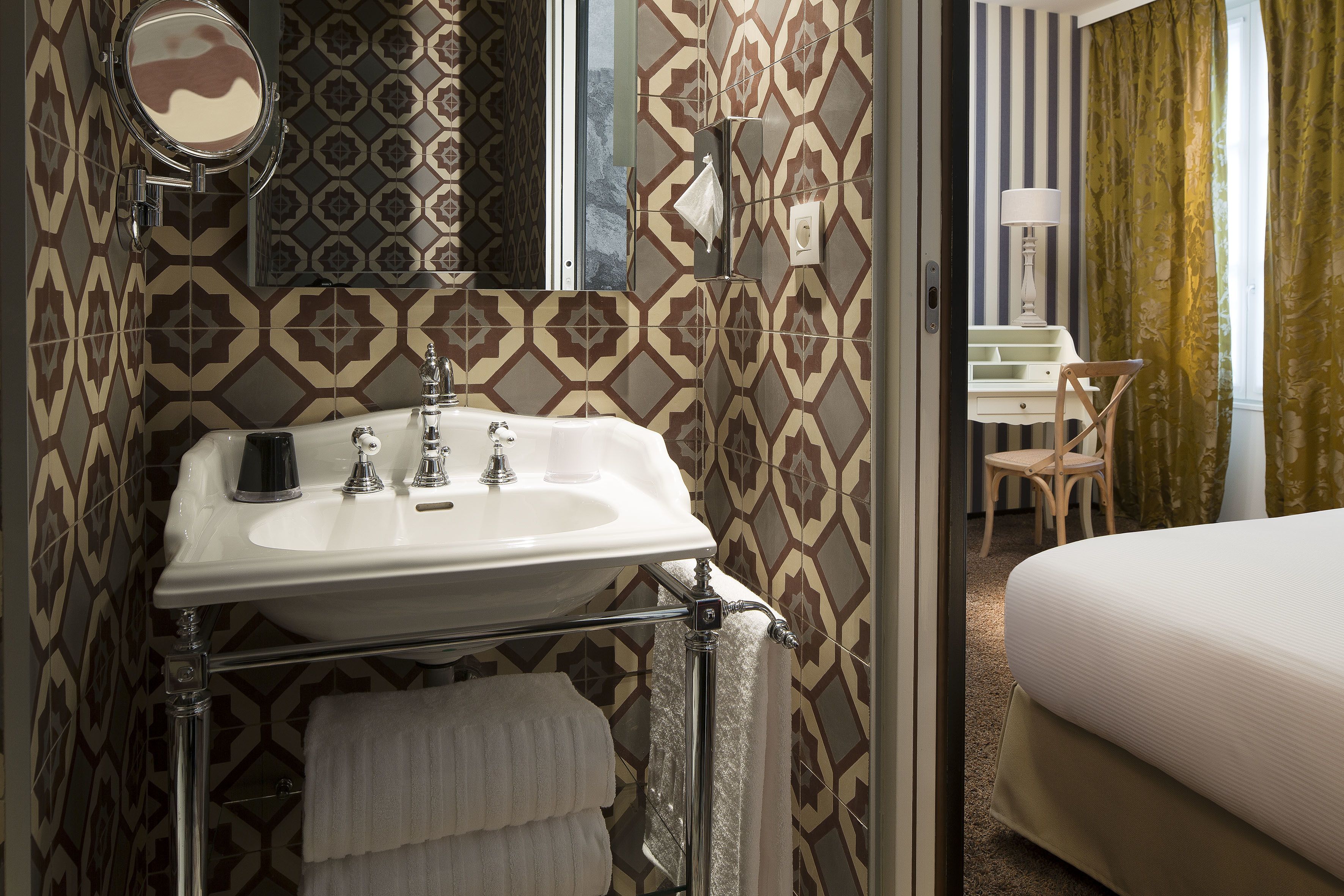 classic single room | bathroom | towels