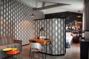 Junior Suite | Living area | TV - Hotel l'Antoine (Paris)
