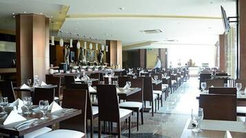 Dagelijks ontbijtbuffet (IDR 100000 per persoon)