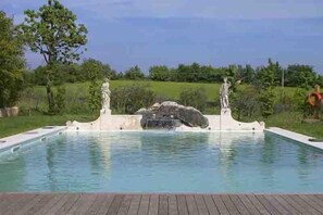Piscine extérieure, parasols de plage, chaises longues