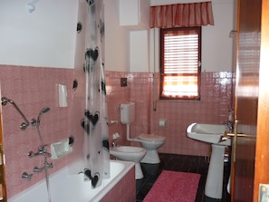 Deluxe Double Room | Bathroom | Free toiletries, hair dryer, bidet