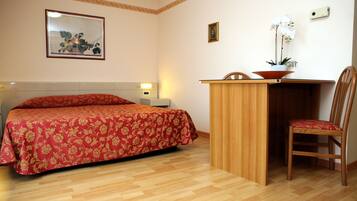 Een kluis op de kamer, een bureau, verduisterende gordijnen