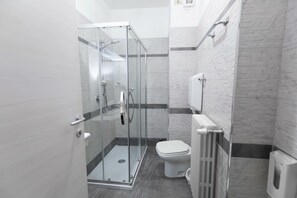 Standard Double or Twin Room | Bathroom | Free toiletries, bidet, towels - Hotel Excelsior (Monfalcone)