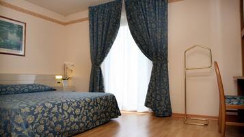 Una cassaforte in camera, una scrivania, tende oscuranti