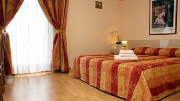 Peti besi dalam bilik, meja, langsir/tirai gelap terus