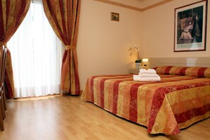 In-room safe, desk, blackout drapes, free cribs/infant beds - Hotel Excelsior (Monfalcone)