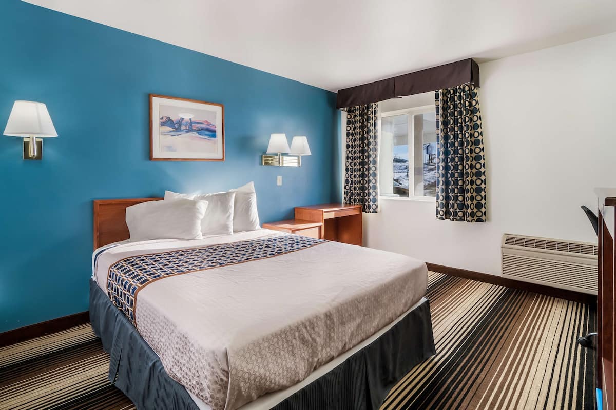 Room, 1 Queen Bed, Accessible, Non Smoking | Hypo-allergenic bedding, pillow-top beds, in-room safe, desk