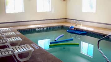 Inomhuspool med öppettider 09.00 till 22.00, och solstolar