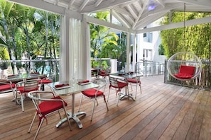 Petit déjeuner, déjeuner et dßner servis sur place, vue sur la piscine