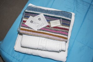 双床房, 2 张单人床, 公共浴室 (Interior) | 客房服务设施