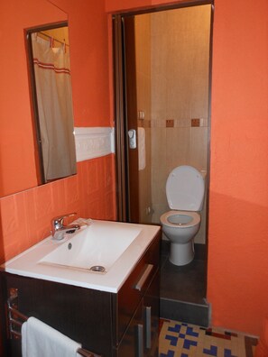 Habitación triple, baño privado (Exterior) | Baño | Amenidades de baño gratuitas 