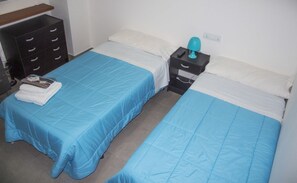 Zweibettzimmer, 2 Einzelbetten, Gemeinschaftsbad (Interior) | Verdunkelungsvorhänge, kostenloses WLAN