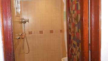 Habitación doble, 1 cama de matrimonio, baño privado (Interior) | Ducha del cuarto de baño