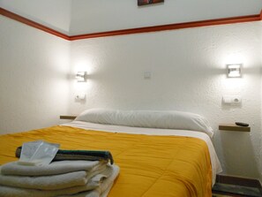 Habitació doble, 1 llit de matrimoni, bany compartit (Interior) | Cortines opaques i wifi gratuïta 