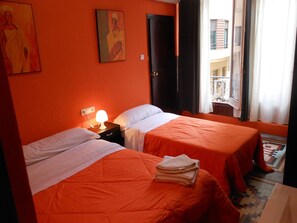 Habitació triple, bany privat (Exterior) | Cortines opaques i wifi gratuïta 