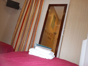Habitació doble, 1 llit de matrimoni, bany privat (Interior) | Equipament de l'habitació