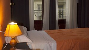 Chambre triple, salle de bain privée (Exterior) | Rideaux d’obscurcissement, accès au Wi-Fi (inclus)